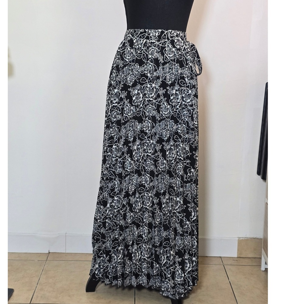 Black & White Floral Wrap Maxi Skirt Size Medium Boho Tie Waist flowy vacation